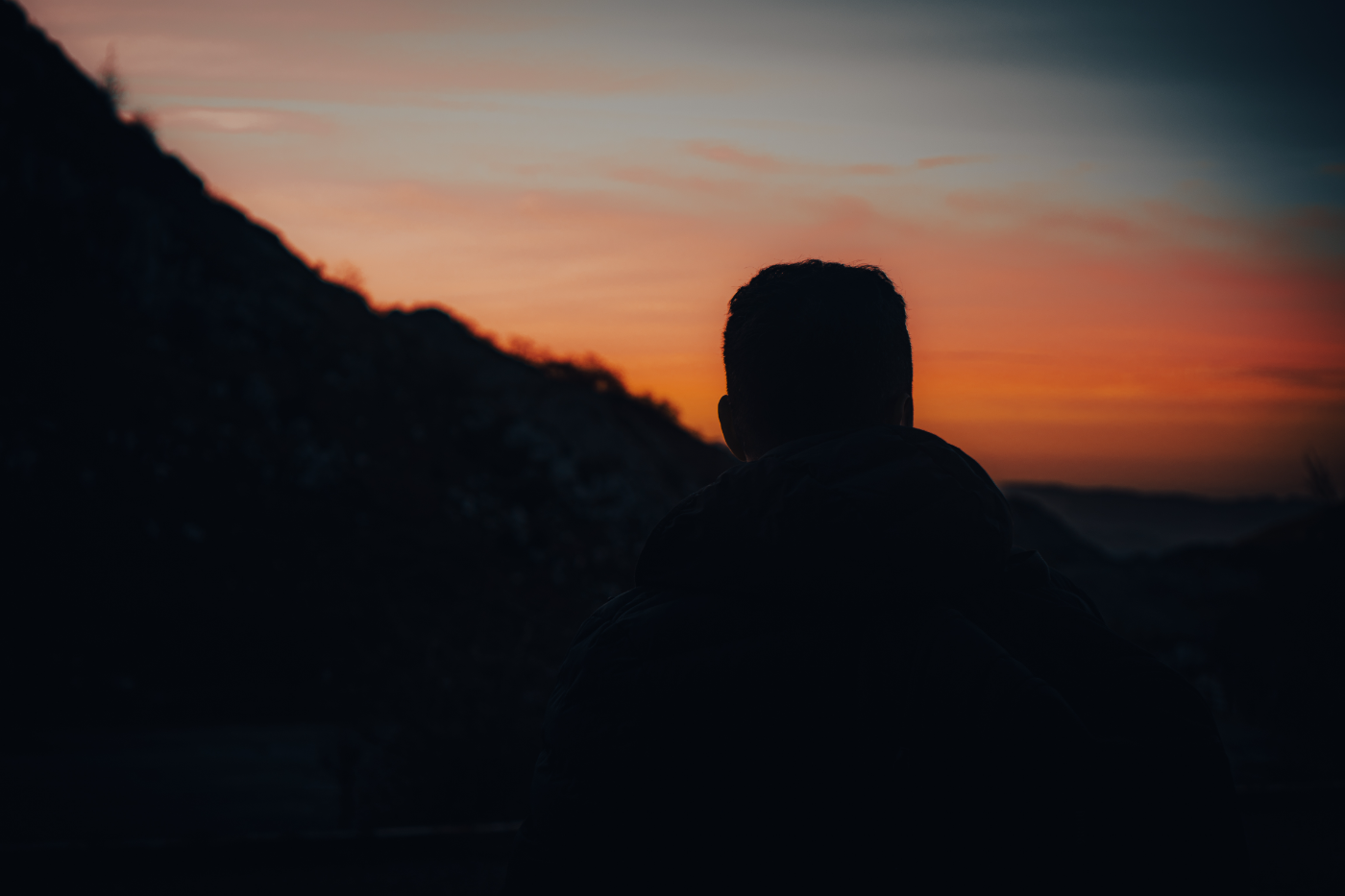 Luis Velasco a contraluz al atardecer