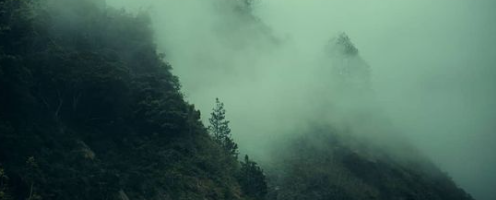 Monta&ntilde;a entre niebla